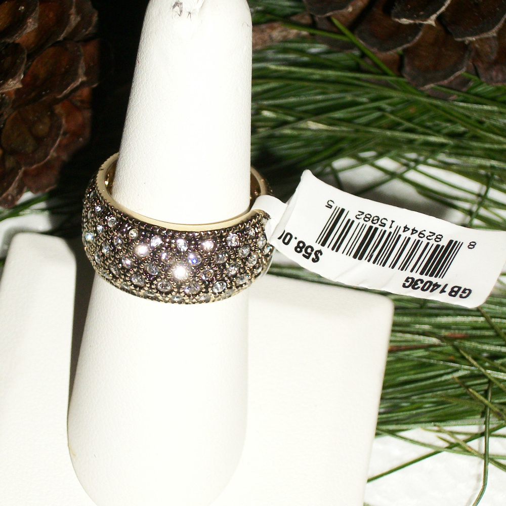 GORGEOUS WIDE BAND RING w/CZ's NWT Size: 8 - Picture 3 of 6